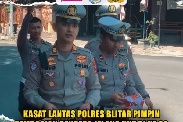 Kasat Lantas Polres Blitar Pimpin Pembagian Bendera Jelang HUT RI ke 80