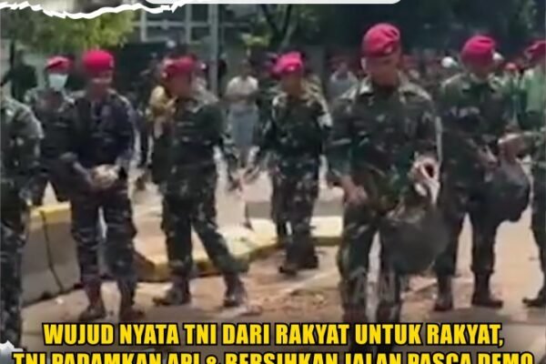 Wujud Nyata TNI Dari Rakyat Untuk Rakyat, TNI Padamkan Api & Bersihkan Jalan Pasca Demo
