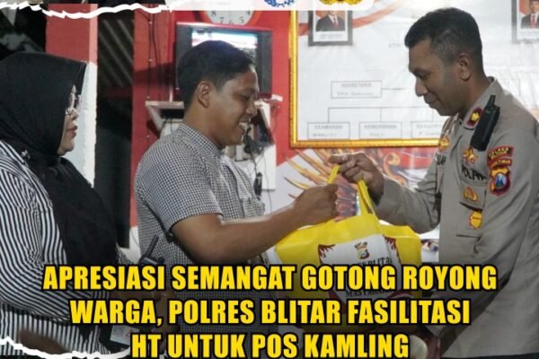 Apresiasi Semangat Gotong Royong Warga, Polres Blitar Fasilitasi HT Untuk Pos Kamling Apresiasi Semangat Gotong Royong Warga, Polres Blitar Fasilitasi HT Untuk Pos Kamling