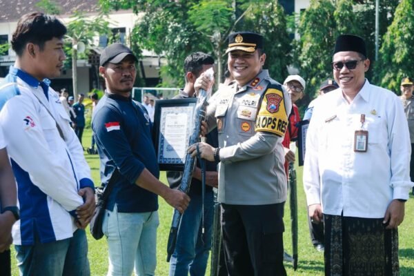 Kapolres Jombang Pimpin Apel Akbar Kebangsaan Bersama Serikat Pekerja/Buruh Kabupaten Jombang Kapolres Jombang Pimpin Apel Akbar Kebangsaan Bersama Serikat PekerjaBuruh Kabupaten Jombang