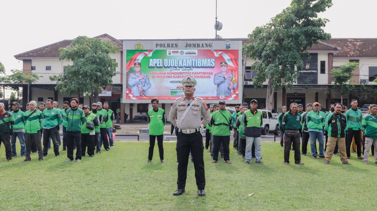 Sinergi Nyata Polri Dan Pengemudi Ojol Jaga Kamtibmas, Polres Jombang Gelar Apel & Resmikan Fasilitas Untuk Ojol