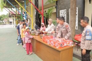 Moment Jum'at Berkah,Kapolres Kediri Ajak Santap Siang Bersama Warga
