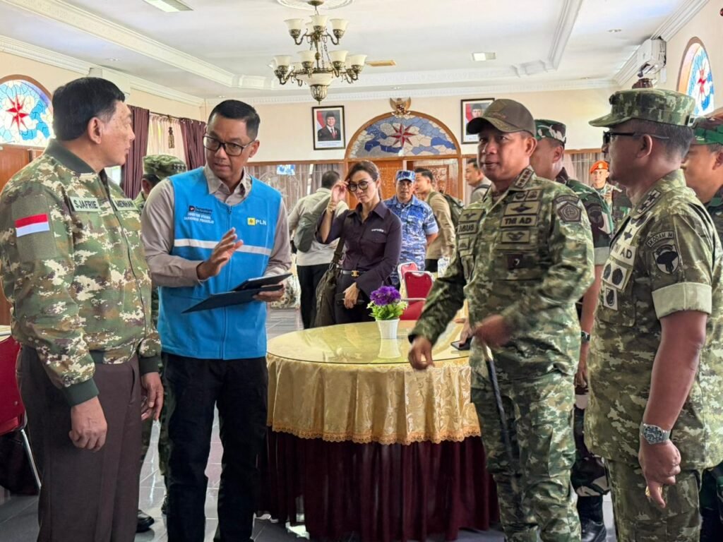 Panglima TNI Dampingi Menhan RI Tinjau Langsung Pengungsi Banjir di Pidie Jaya, Aceh