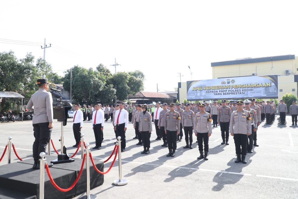 69 Personel Dengan Capaian Kinerja Luar Biasa, Menerima Penghargaan Dari Kapolres Kediri